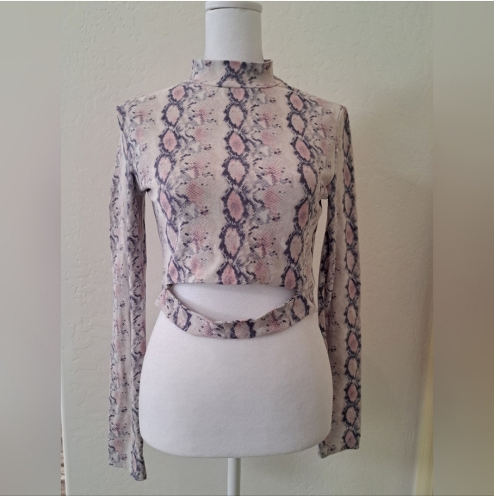Rue21 Women's Snake Print Cut-Out Top Size Medium - Picture 2 of 9